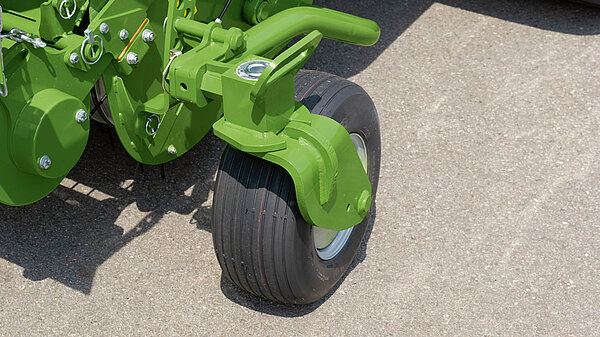 The pivoting gauge wheels