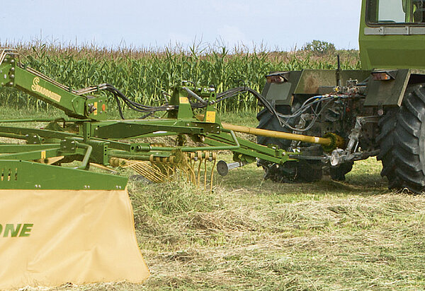 Attaching to a pivoting or linkage drawbar