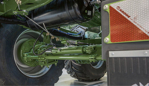 Self-steering tandem axle
