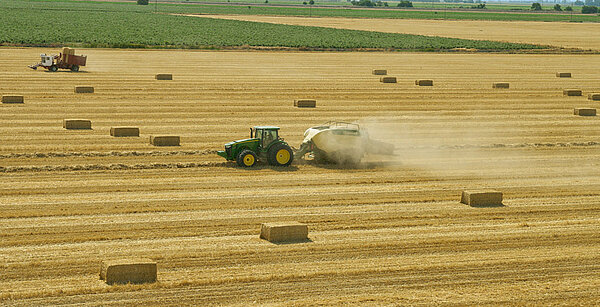 Setting new standards in baling density and ground speed