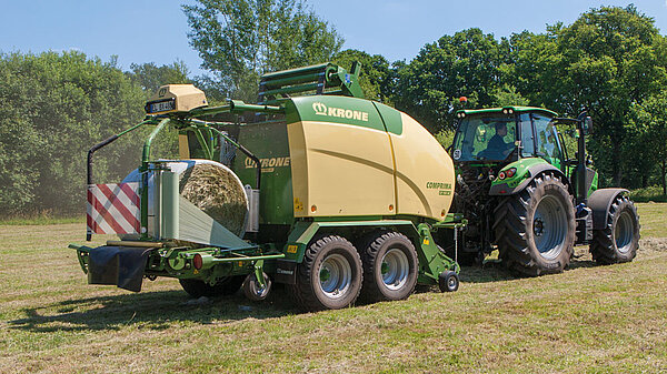 The semi-variable combination baler and wrapper Comprima CF 155 XC