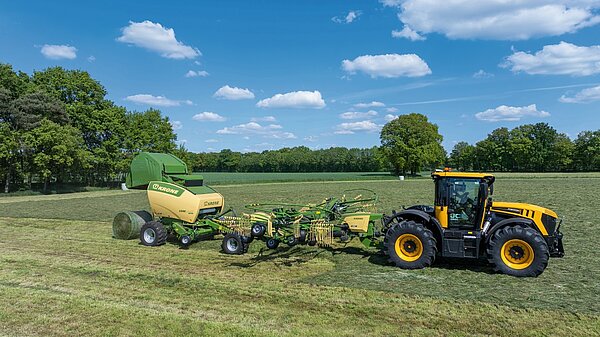 With the ­KRONE Swadro BaleTrain TC 880 Pro