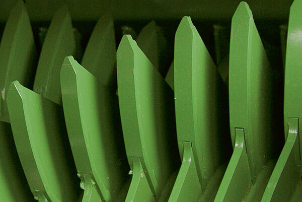 Wide Hardox plates on the feed tines: